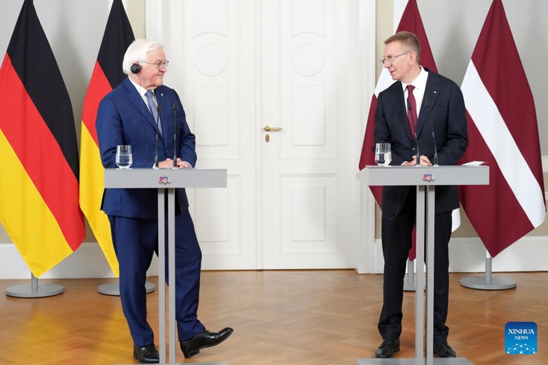 Rais Edgars Rinkevics wa Latvia (kulia) na Rais Frank-Walter Steinmeier wa Ujerumani wakihudhuria mkutano na waandishi wa habari mjini Riga, Latvia, Julai 8, 2025. (Picha na Edijs Palens/Xinhua)