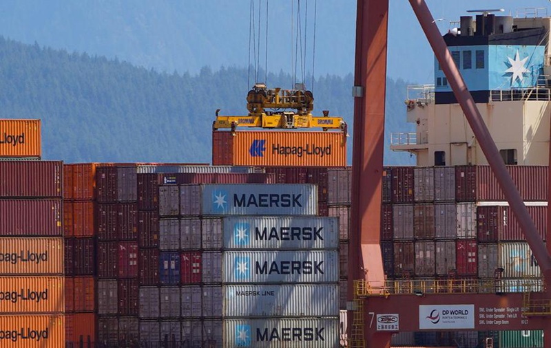 Picha hii iliyopigwa kwenye Bandari ya Vancouver ikionyesha kreni  ikiinua kontena la mizigo kwenye gati la kontena la Centerm, Vancouver, Canada, Juni 5, 2025. (Picha na Liang Sen/Xinhua)