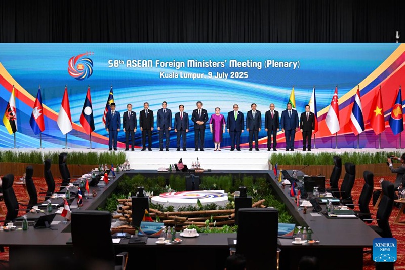 Wahudhuriaji wakiwa katika picha ya pamoja kwenye Mkutano wa 58 wa Mawaziri wa Mambo ya Nje wa Jumuiya ya Nchi za Asia Kusini-Mashariki (ASEAN) mjini Kuala Lumpur, Malaysia, Julai 9, 2025. (Xinhua/Cheng Yiheng)