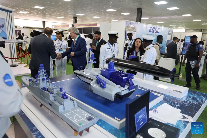 Watu wakitembelea kwenye Maonyesho na Mkutano wa 4 wa Kimataifa wa Mwaka wa Ulinzi wa Baharini (IMDEC) mjini Accra, Ghana, Julai 8, 2025. (Picha na Seth/Xinhua)