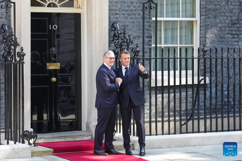 Waziri Mkuu wa Uingereza Keir Starmer (kushoto) akimkaribisha Rais Emmanuel Macron wa Ufaransa katika Mtaa wa Downing No.10 mjini London, Uingereza, Julai 10, 2025. (Xinhua/Wu Lu)