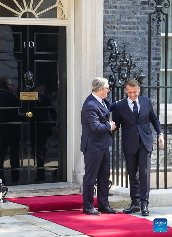 Waziri Mkuu wa Uingereza Keir Starmer (kushoto) akimkaribisha Rais Emmanuel Macron wa Ufaransa katika Mtaa wa Downing No.10 mjini London, Uingereza, Julai 10, 2025. (Xinhua/Wu Lu)