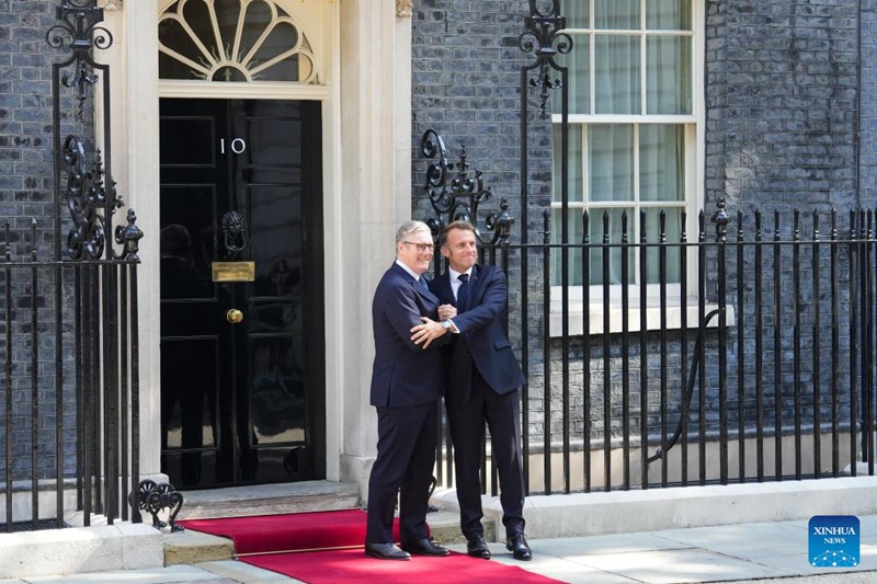Waziri Mkuu wa Uingereza Keir Starmer (kushoto) akimkaribisha Rais Emmanuel Macron wa Ufaransa katika Mtaa wa Downing No.10 mjini London, Uingereza, Julai 10, 2025. (Xinhua/Wu Lu)