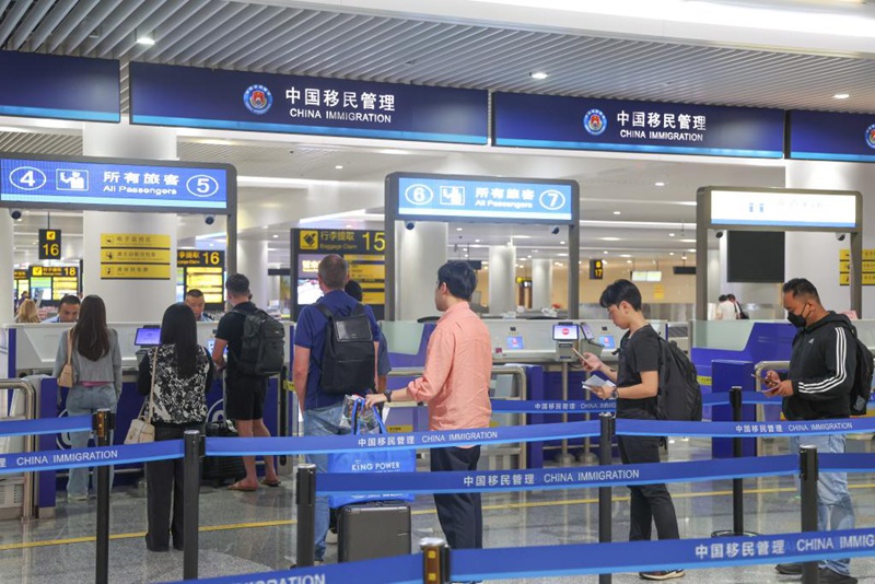 Abiria wanaoingia China wakiwa wamepanga foleni kukaguliwa nyaraka katika Uwanja wa Ndege wa Kimataifa wa Chongqing Jiangbei mjini Chongqing, kusini-magharibi mwa China, Julai 8, 2025. (Xinhua/Huang Wei)