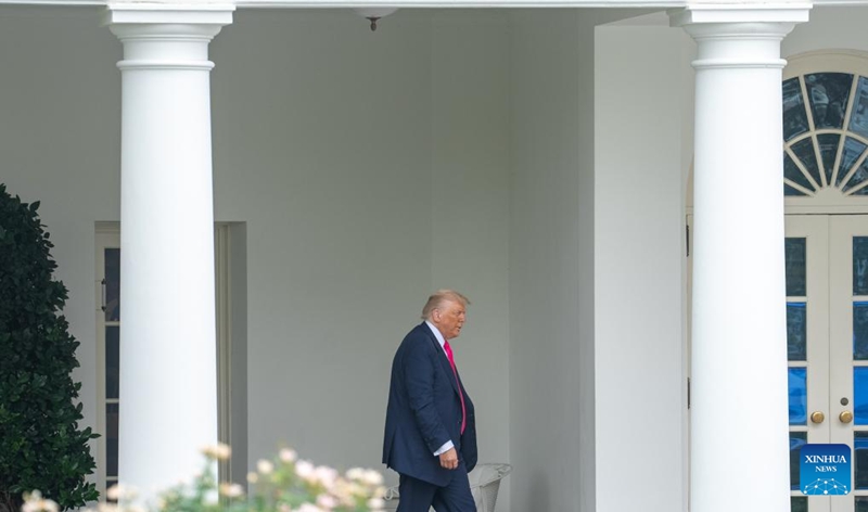 Rais wa Marekani Donald Trump akitembea kuelekea Rose Garden ya White House mjini Washington, D.C., Marekani, tarehe 15 Julai 2025. (Xinhua/Hu Yousong)