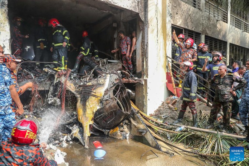 Askari wa zimamoto wakifanya kazi kwenye eneo la ajali mjini Dhaka, Bangladesh, Julai 21, 2025. (Xinhua)