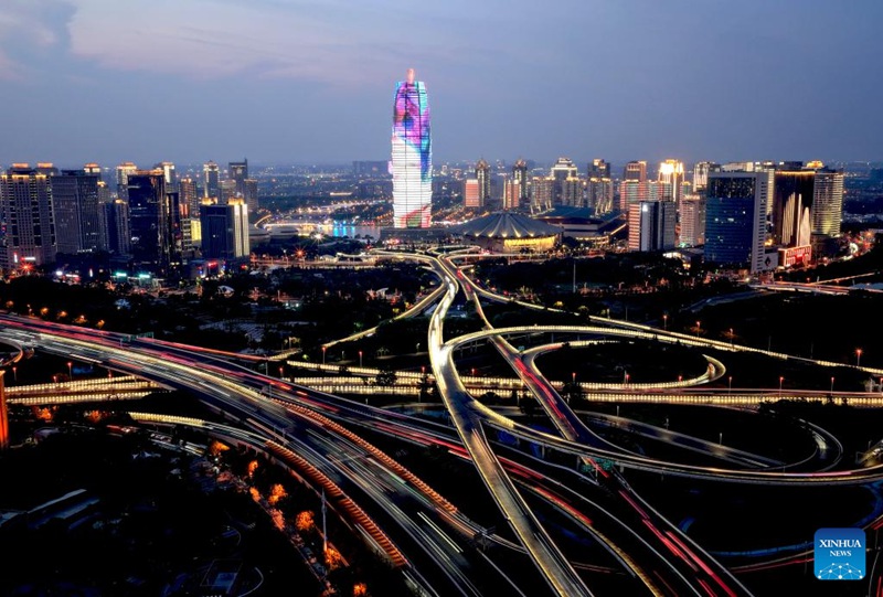 Picha iliyopigwa tarehe 19 Julai 2025 ikionyesha Eneo la Kati la Biashara (CBD) katika Eneo Jipya la Zhengdong la Mji Zhengzhou, Mkoa wa Henan, katikati mwa China. (Xinhua/Li Jianan)