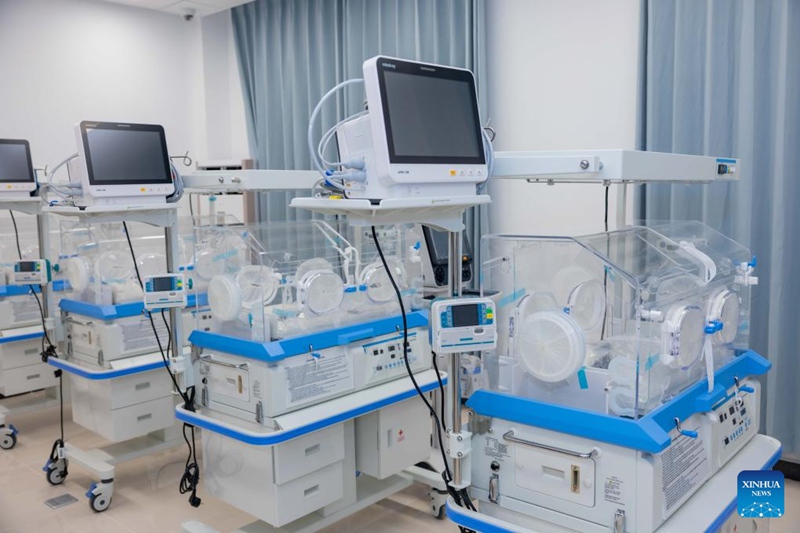 Picha hii iliyopigwa tarehe 22 Julai 2025 ikionyesha mwonekano wa ndani wa jengo la wodi ya wazazi liliyojengwa na China katika Hospitali ya Dk. Baptista de Sousa mjini Mindelo, Kisiwa cha Sao Vincente, Cape Verde. (Kampuni ya 14 ya Kundi la Kampuni za Reli la China/kupitia Xinhua)