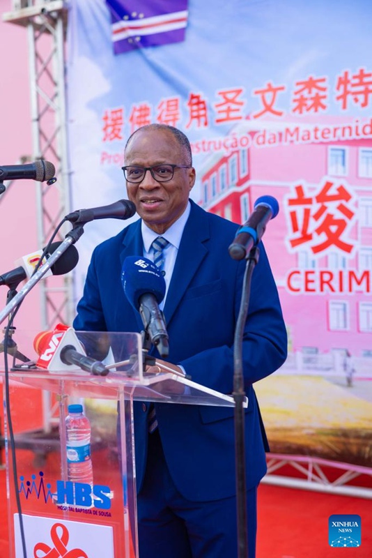 Waziri Mkuu wa Cape Verde Ulisses Correia e Silva akizungumza kwenye hafla ya kukabidhi jengo la wodi ya wazazi liliyojengwa na China katika Hospitali ya Dk. Baptista de Sousa mjini Mindelo, Kisiwa cha Sao Vincente, Cape Verde, Julai 22, 2025. (Kampuni ya 14 ya Kundi la Kampuni za Reli la China/kupitia Xinhua)