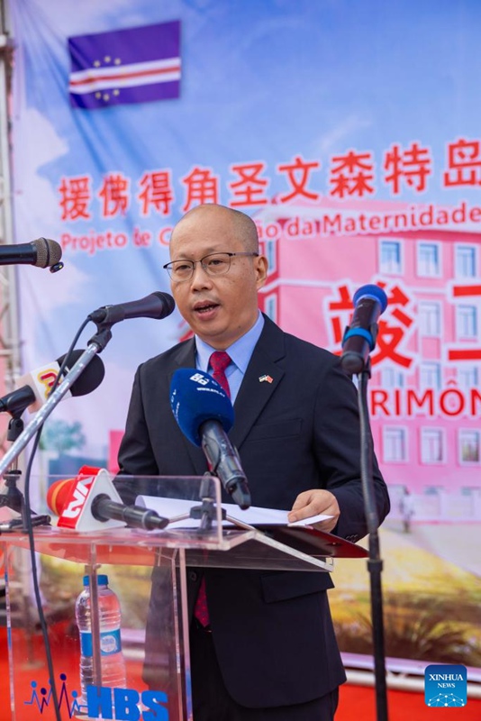 Balozi wa China nchini Cape Verde Zhang Yang akizungumza kwenye hafla ya kukabidhi jengo la wodi ya wazazi liliyojengwa na China katika Hospitali ya Dk. Baptista de Sousa mjini Mindelo, Kisiwa cha Sao Vincente, Cape Verde, Julai 22, 2025. (Kampuni ya 14 ya Kundi la Kampuni za Reli la China/kupitia Xinhua)