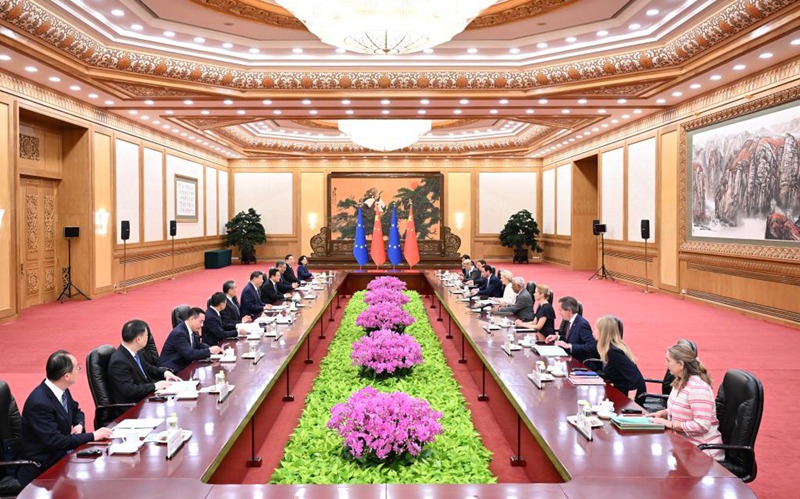 Rais Xi Jinping wa China akikutana na Rais wa Baraza la Ulaya Antonio Costa na Rais wa Kamisheni ya Ulaya Ursula von der Leyen, ambao wako nchini China kuhudhuria Mkutano wa 25 wa Wakuu wa China na Umoja wa Ulaya, kwenye Jumba la Mikutano ya Umma mjini Beijing, mji mkuu wa China, Julai 24, 2025. (Xinhua/Li Xiang)