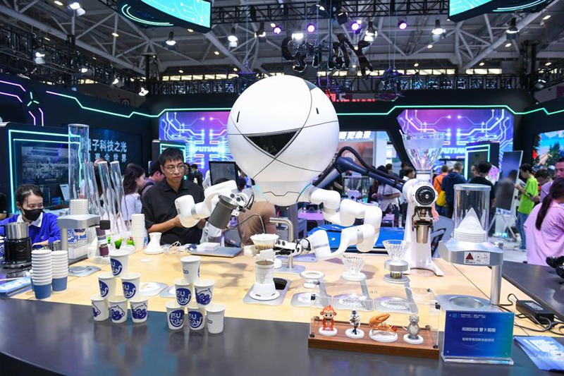 Roboti ikiandaa kahawa kwenye banda katika Maonyesho ya 26 ya Teknolojia ya Hali ya Juu ya China (CHTF) mjini Shenzhen, Mkoani Guangdong, kusini mwa China, Novemba 14, 2024. (Xinhua/Mao Siqian)