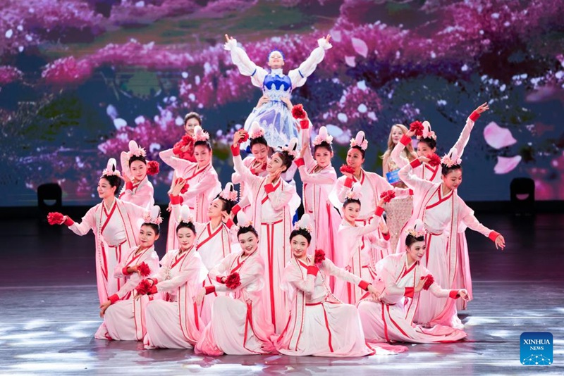 Wasanii wakiwa kwenye maonyesho ya sanaa ya China na Russia huko Heihe, katika Mkoa wa Heilongjiang, kaskazini-mashariki mwa China, Julai 26, 2025. (Picha na Zhao Donglai/Xinhua)