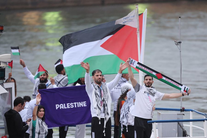 Wajumbe wa ujumbe wa Palestina wakishiriki kwenye  hafla ya ufunguzi wa Michezo ya Olimpiki ya Paris 2024, Ufaransa, Julai 26, 2024. (Picha na Wang Dongzhen/POOL/Xinhua)