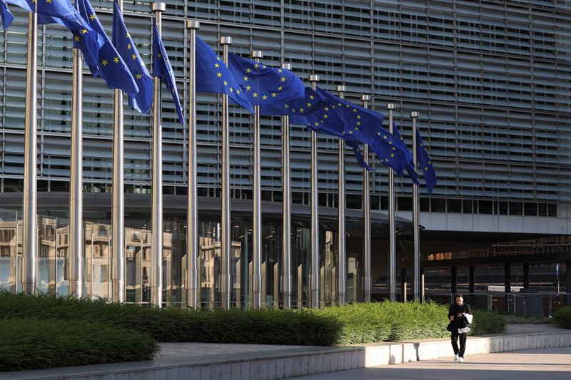 Picha iliyopigwa Mei 23, 2025 ikionyesha bendera za Umoja wa Ulaya (EU) kwenye makao makuu ya Kamisheni ya Ulaya mjini Brussels, Ubelgiji. (Xinhua/Zhao Dingzhe)
