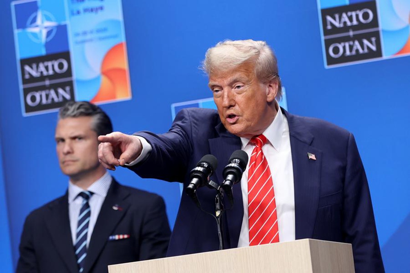 Rais Donald Trump wa Marekani (Mbele) akihudhuria mkutano na waandishi wa habari kufuatia mkutano wa kilele wa NATO mjini  The Hague, Uholanzi, Juni 25, 2025. (Xinhua/Zhao Dingzhe)