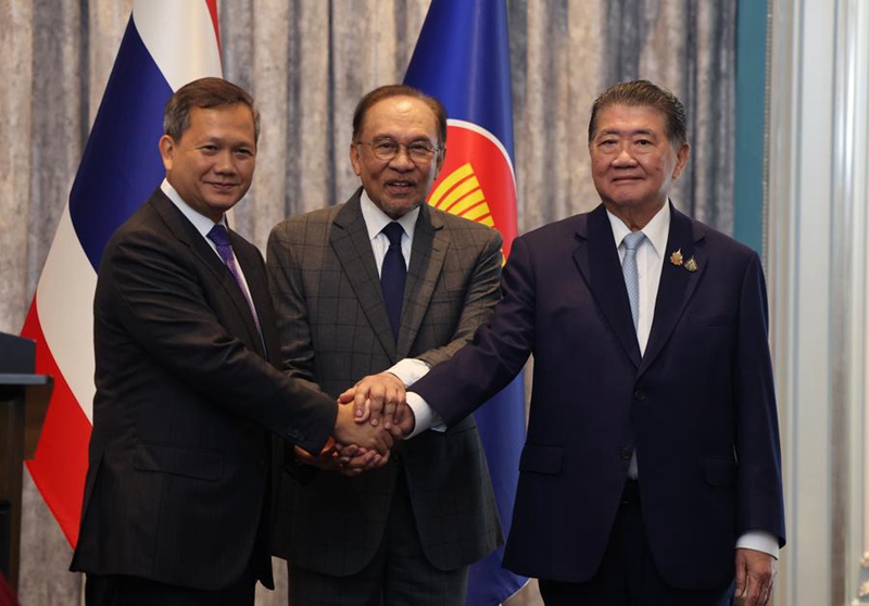Waziri Mkuu wa Malaysia Anwar Ibrahim (katikati), Waziri Mkuu wa Cambodia, Hun Manet (kulia) na Kaimu Waziri Mkuu wa Thailand, Phumtham Wechayachai wakipeana mikono mjini Putrajaya, Malaysia, Julai 28, 2025. (Bernama kupitia Xinhua)