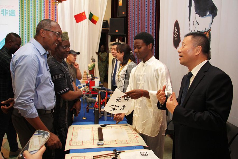 Watu wakizungumza kwenye hafla ya kitamaduni katika Kituo cha Utamaduni cha China mjini Cotonou, mji mkuu wa kiuchumi wa Benin, Julai 29, 2025. (Picha na Seraphin Zounyekpe/Xinhua)