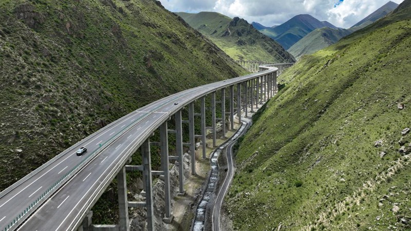 Mtandao wa usafirishaji wachochea maendeleo katika Mkoa wa Xizang, China