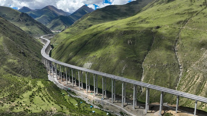 Mtandao wa usafirishaji wachochea maendeleo katika Mkoa wa Xizang, China