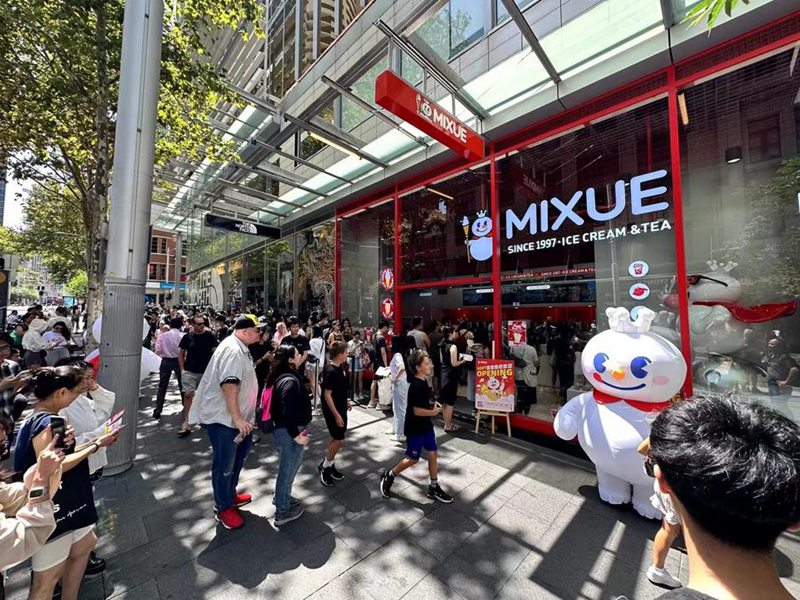 Picha hii ya kumbukumbu inaonyesha watu kwenye foleni katika duka la Mixue, linalouza chai ya China chapa ya Zhenzhu, huko Sydney, Australia. (Xinhua)