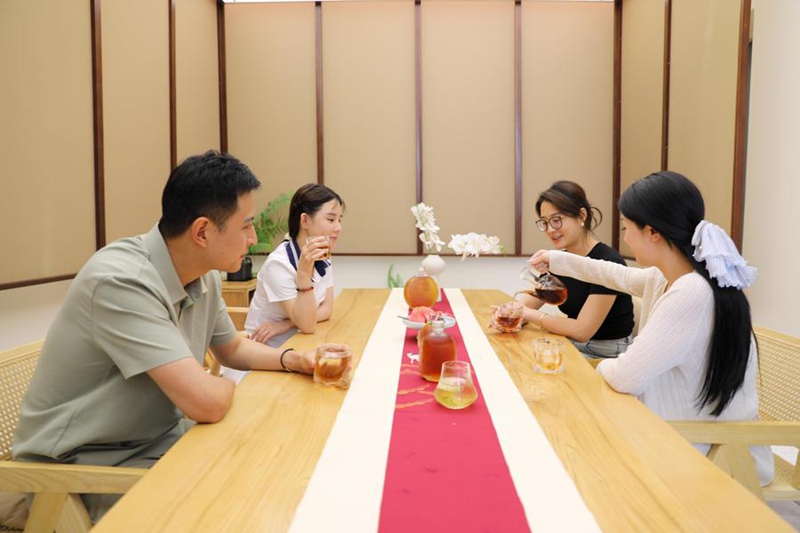 Watu wanaonja aina mpya ya vinywaji vya chai kwenye mgahawa wa chai katika  Eneo la Tunxi la  Mji Huangshan, Mkoani Anhui, China, tarehe 15 Julai 2025. (Xinhua/Cao Li)