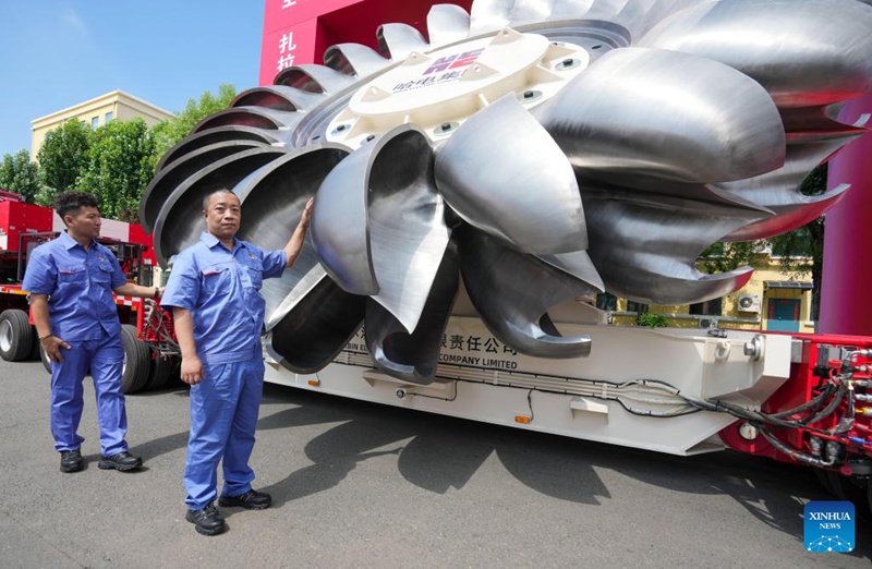 Picha hii iliyopigwa tarehe 2 Julai 2025 inaonesha jenereta ya maji ya 500MW iliyotengenezwa na China kwa kujitegemea kwenye kiwanda cha Mashine za Umeme cha Harbin, Mkoani Heilongjiang kaskazini mashariki mwa China. (Xinhua/Wang Jianwei)