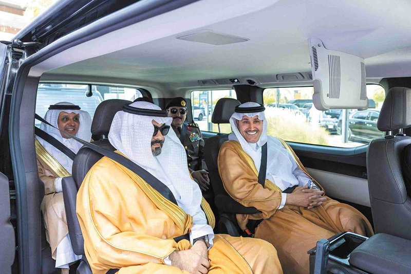 Waziri wa Uchukuzi na Huduma za Usafirishaji wa Saudi Arabia Bw. Saleh bin Nasser Al-Jasser (Kulia), akiwa kwenye gari linalojiendesha huko Riyadh, Saudi Arabia, Julai 23. XINHUA