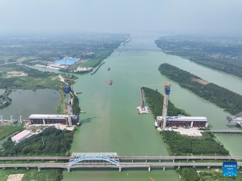 Picha iliyopigwa Agosti 5, 2025 ikionesha sehemu ya ujenzi ya daraja la kuvuka Mfereji Mkuu wa Beijing-Hangzhou huko Yangzhou, Mkoani Jiangsu, China. (Xinhua/Ji Chunpeng)