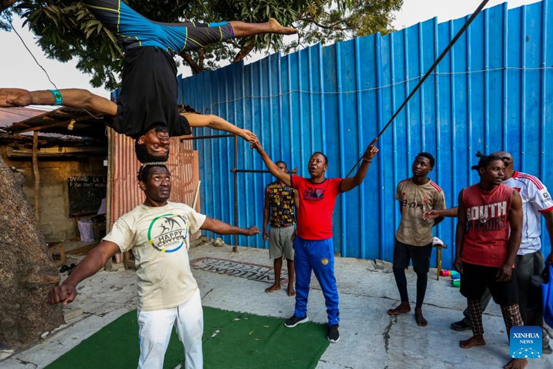 Hamis Adam Nyota (Katikati) akiwaelekeza wanafunzi wake wakati wa mazoezi mjini Dar es Salaam, Tanzania, Agosti 11, 2025.(Xinhua/Emmanuel Herman)