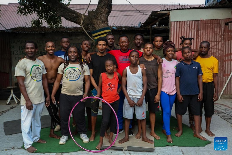 Hamis Adam Nyota (rangi nyekundu katikati), kwenye picha ya pamoja na wanafunzi wake mjini Dar es Salaam, Tanzania, Agosti 11, 2025.(Xinhua/Emmanuel Herman)