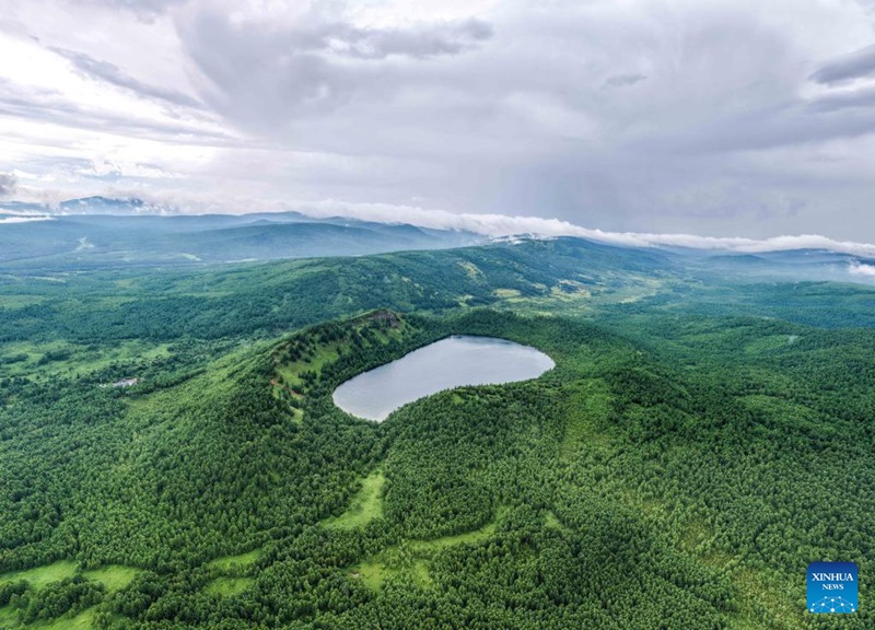 Picha iliyopigwa Julai 28, 2025 ikionesha Tuofengling Tianchi (Ziwa Mbinguni) kwenye Bustani ya Msitu ya Kitaifa ya Arxan huko Arxan, Eneo linalojiendesha la Mongolia ya Ndani la China. (Xinhua/Ma Jinrui)