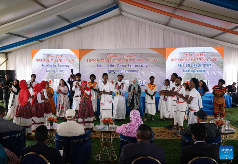 Wasanii wakitoa burudani kwenye hafla ya uzinduzi wa ujenzi wa Barabara ya mwendo kasi ya Mieso-Dire Dawa, Mashariki mwa Ethiopia Agosti 19, 2025. (Xinhua/Han Xu)