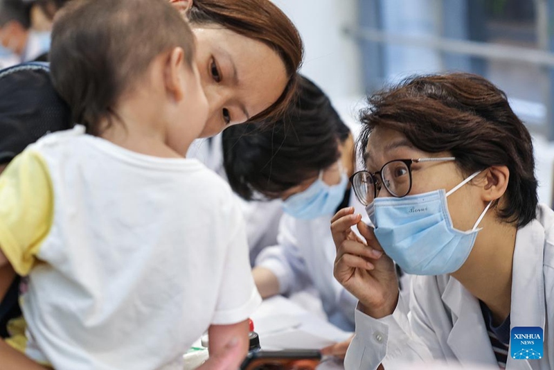 Daktari wa watoto akishiriki kwenye shughuli ya kutoa huduma ya  matibabu bila malipo kwenye Hospitali ya Xiehe ya Beijing (sehemu ya Dongdan) mjini Beijing, Agosti 19, 2025. (Xinhua/Zhang Yuwei)