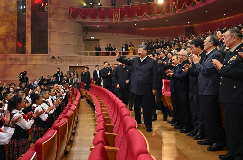 Rais Xi Jinping wa China, akiwapungia mkono watu wakati akihudhuria sherehe ya kuadhimisha miaka 60 tangu kuanzishwa kwa Mkoa unaojiendesha wa Xizang, mjini Lhasa, Agosti 20, 2025. (Xinhua/Xie Huanchi)