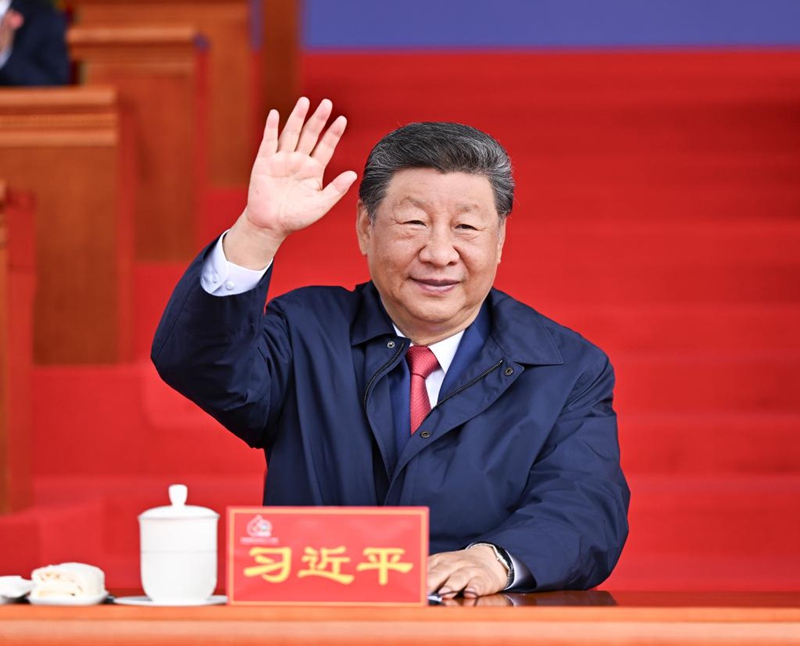 Rais Xi Jinping wa China, ambaye pia ni Katibu Mkuu wa Kamati Kuu ya Chama cha Kikomunisti cha China na Mwenyekiti wa Kamati Kuu ya Kijeshi ya China, akishiriki kwenye mkusanyiko mkuu kwenye uwanja wa Kasri la Potala mjini Lhasa, Xizang, China Agosti 21, ili kuadhimisha miaka 60 tangu kuanzishwa kwa Mkoa unaojiendesha wa Xizang. (Xinhua/Yan Yan)