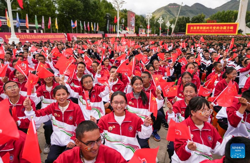 Watu wanapeperusha bendera kwenye mkusanyiko mkubwa wa kusherehekea miaka 60 tangu kuanzishwa kwa Mkoa unaojiendesha wa Xizang huko Lhasa, Mkoani Xizang China, Agosti 21, 2025. (Xinhua/Jigme Dorje)