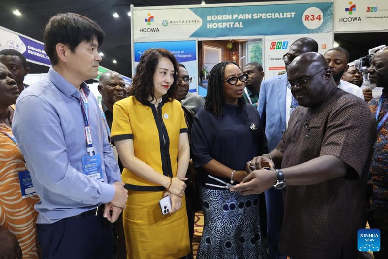 Watu wanatembelea maonyesho kuhusu matibabu na Afya ya China-Afrika Magharibi mjini Accra, Ghana, Agosti 20, 2025. (Xinhua/Seth)