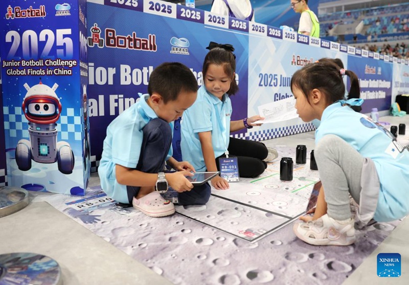 Washiriki wakishindana kwenye fainali za mwaka 2025 za kuchezesha roboti kwa vijana nchini China mjini Beijing, Agosti 21, 2025. (Xinhua/Zhang Chenlin)