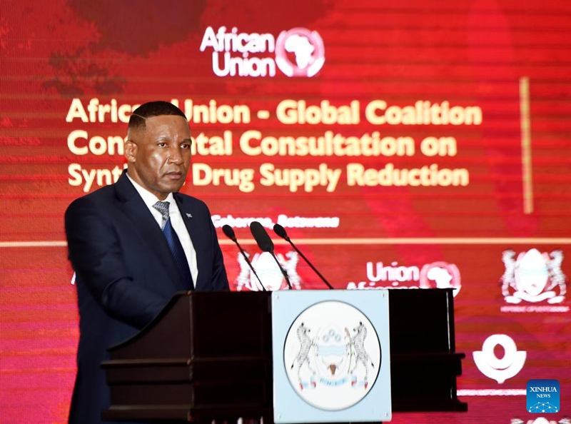 Rais Duma Boko wa Botswana akizungumza kwenye ufunguzi wa Mkutano wa Shirikisho la Dunia la Umoja wa Afrika (AU) kuhusu kupunguza upatikanaji wa dawa haramu huko Gaborone, Botswana, Agosti 25, 2025. (Picha na Tshekiso Tebalo/Xinhua)