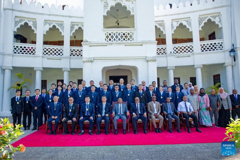 Rais Hussein Ali Mwinyi wa Zanzibar (katikati mbele) kwenye picha ya pamoja baada ya kuwatunuku nishani kikosi cha 34 cha madaktari wa China na wataalamu wa mradi wa kudhibiti kichocho unaofadhiliwa na China, kwa utumishi uliotukuka katika kuboresha huduma za afya za Zanzibar, Agosti 25, 2025. (Xinhua/Emmanuel Herman)