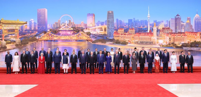 Rais Xi Jinping wa China na mkewe Bibi Peng Liyuan, wakiwa kwenye picha ya pamoja kabla ya tafrija ya kuwakaribisha kwenye Kituo cha Maonyesho cha Meijiang mjini Tianjin, China, Agosti 31, 2025. (Xinhua/ Huang Jingwen)