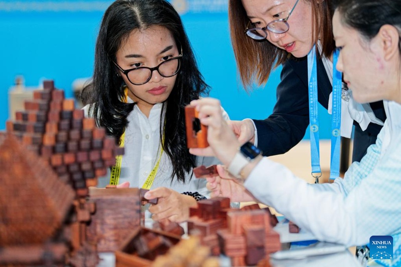 Uzoefu mdogo wa kujihisi urithi wa utamaduni usioshikika katika kituo cha wanahabari cha Mkutano wa Jumuiya ya Ushirikiano ya Shanghai 2025 mjini Tianjin