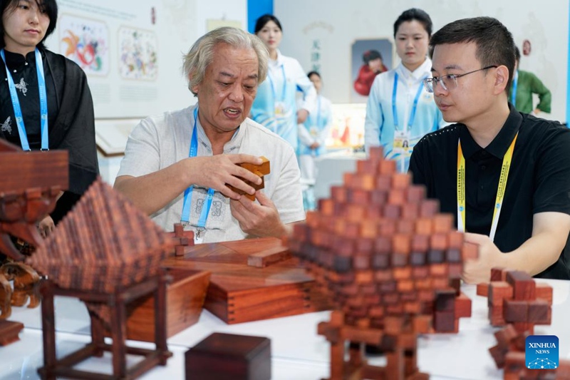 Uzoefu mdogo wa kujihisi urithi wa utamaduni usioshikika katika kituo cha wanahabari cha Mkutano wa Jumuiya ya Ushirikiano ya Shanghai 2025 mjini Tianjin