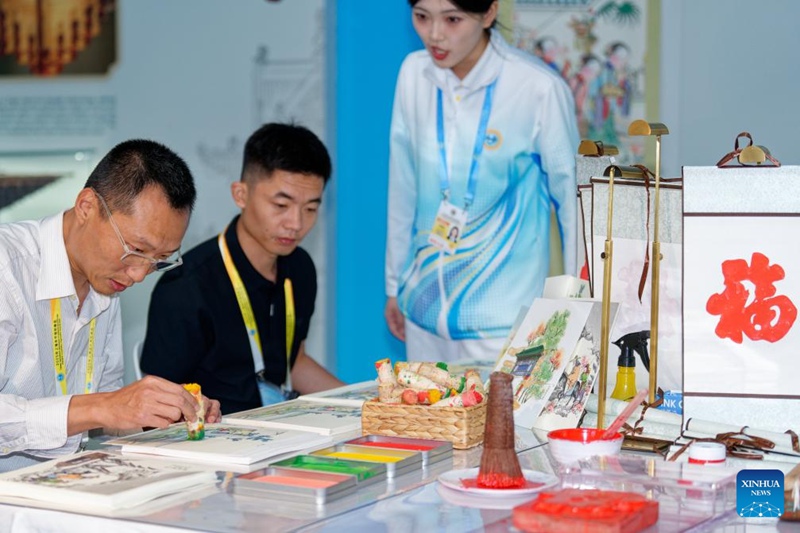 Uzoefu mdogo wa kujihisi urithi wa utamaduni usioshikika katika kituo cha wanahabari cha Mkutano wa Jumuiya ya Ushirikiano ya Shanghai 2025 mjini Tianjin