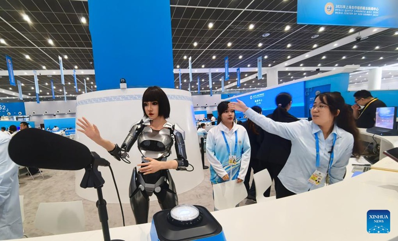 Roboti zaonyeshwa kwenye kituo cha wanahabari cha Mkutano wa SCO 2025 mjini Tianjin