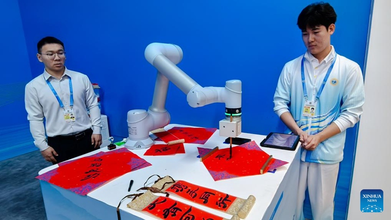 Roboti zaonyeshwa kwenye kituo cha wanahabari cha Mkutano wa SCO 2025 mjini Tianjin