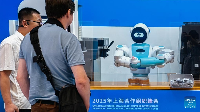Roboti zaonyeshwa kwenye kituo cha wanahabari cha Mkutano wa SCO 2025 mjini Tianjin