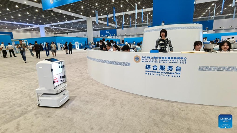 Roboti zaonyeshwa kwenye kituo cha wanahabari cha Mkutano wa SCO 2025 mjini Tianjin