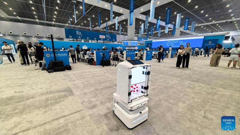 Roboti zaonyeshwa kwenye kituo cha wanahabari cha Mkutano wa SCO 2025 mjini Tianjin